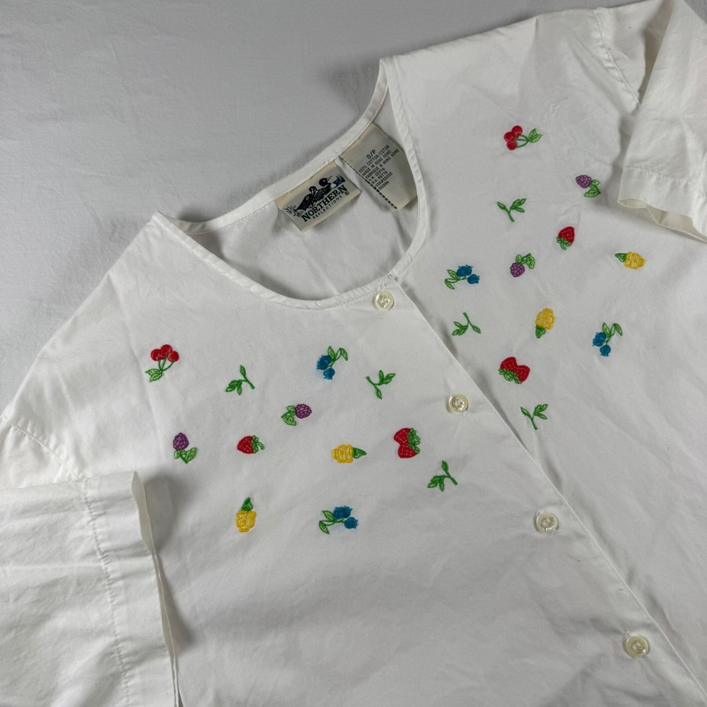 Northern Reflections Women's Size S White Embroidered Fruit Button Up Shirt VTG